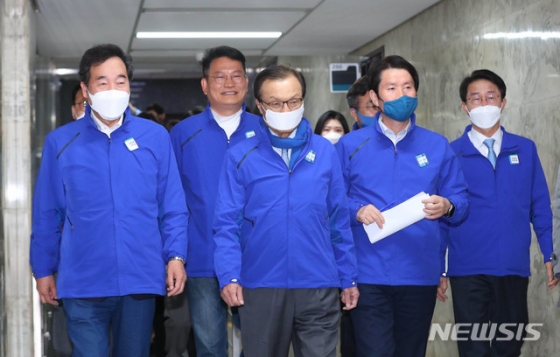 더불어민주당 이해찬 대표, 이낙연 공동상임선대위원장과 더불어시민당 우희종 공동상임선대위원장, 이종걸 공동상임선대위원장등 양당 관계자들이 14일 서울 여의도 국회에서 열린 더불어민주당-더불어시민당 합동 선거대책위원회에 참석하고 있다/사진=뉴시스