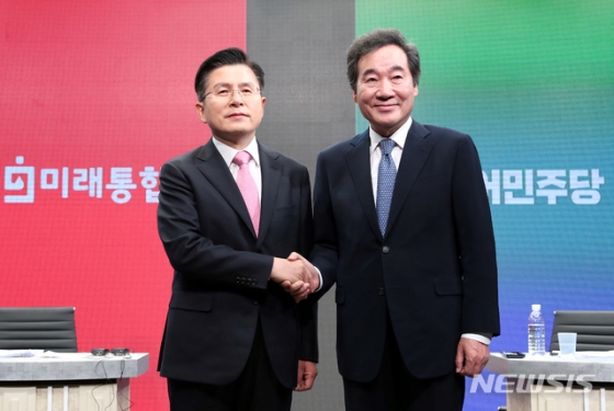 [서울=뉴시스] 국회사진기자단 = 4·15 총선에서 서울 종로구에 출마한 더불어민주당 이낙연 공동 상임선대위원장(오른쪽)과 미래통합당 황교안 대표가 6일 오전 서울 강서구 티브로드방송 강서제작센터에서 열린 종로구 선거방송토론위원회 주최 토론회에서 만나 악수하고 있다. 2020.04.06.   photo@newsis.com