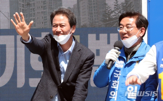 [인천=뉴시스] 이종철 기자 = 임종석 전 대통령비서실장이 14일 오후 인천시 연수구 행운마트 사거리에서 제21대 국회의원선거 인천 연수구을 정일영 더불어민주당 후보의 지지를 호소하고 있다. 2020.04.14.   jc4321@newsis.com