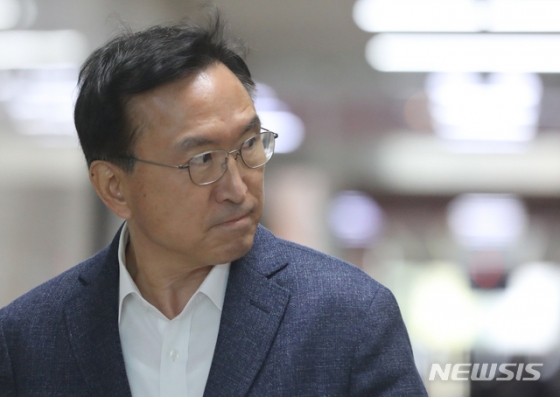 이근형 더불어민주당 전략기획위원장이 이달 10일 서울 여의도 국회 본청 더불어민주당 사무총장실로 이동하고 있다. / 사진제공=뉴시스