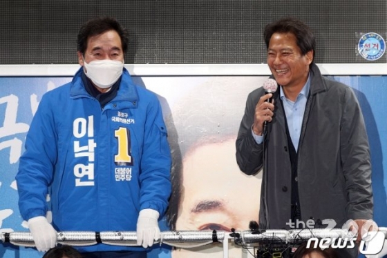 (서울=뉴스1) 황기선 기자 = 이낙연 더불어민주당 종로구 후보가 14일 오후 서울 종로구 동묘역 앞에서 열린 집중유세에서 임종석 전 비서실장과 함께 막판 표심을 호소하고 있다. 2020.4.14/뉴스1