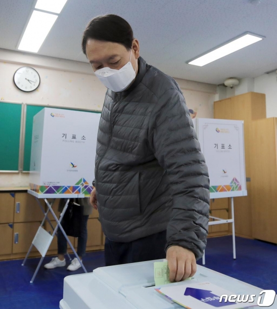 (서울=뉴스1) 구윤성 기자 = 윤석열 검찰총장이 제21대 국회의원선거일인 15일 오전 서울 서초구 원명초등학교에 마련된 투표소에서 투표를 하고 있다. 2개월 여 만에 언론 카메라에 포착된 윤 총장은 이날 홀로 투표소를 찾아 마스크를 쓴 채 한 표를 행사했다. 2020.4.15/뉴스1