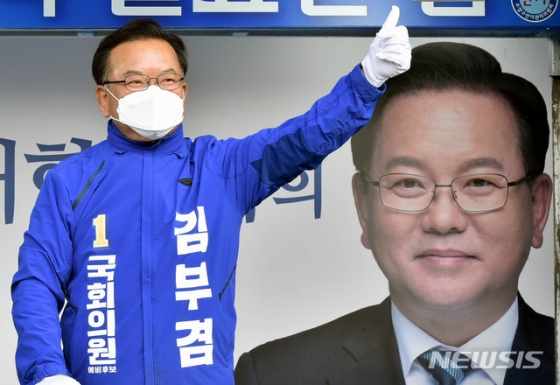[대구=뉴시스 이무열 기자 = 제21대 총선을 하루 앞둔 14일 오전 대구 수성구갑에 출마하는 김부겸 더불어민주당 후보가 대구 수성구 만촌네거리에서 유권자들에게 출근길 인사를 하고 있다. 2020.04.14.  lmy@newsis.com