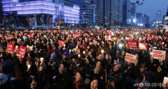 탄핵 이틀째인 11일 오후 서울 중구 세종대로 광화문 광장에서 '모이자! 광화문으로! 촛불 승리를 위한 20차 범국민 행동의 날' 집회가 열리고 있다. / 사진=김휘선 기자 hwijpg@