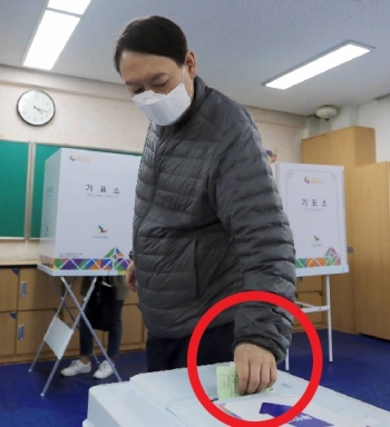 윤석열 검찰총장이 제21대 국회의원선거일인 15일 오전 서울 서초구 원명초등학교에 마련된 투표소에서 투표를 하고 있다./사진=뉴스1