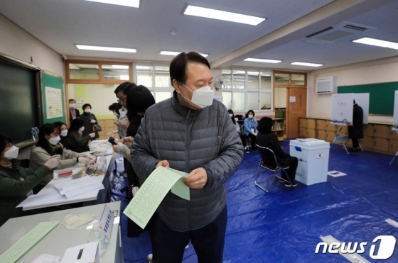 (서울=뉴스1) 구윤성 기자 = 윤석열 검찰총장이 제21대 국회의원선거일인 15일 오전 서울 서초구 원명초등학교에 마련된 투표소에서 기표소로 향하고 있다. 2개월 여 만에 언론 카메라에 포착된 윤 총장은 이날 홀로 투표소를 찾아 마스크를 쓴 채 한 표를 행사했다. 2020.4.15/뉴스1