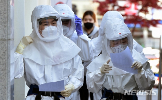 14일 신종 코로나바이러스 감염증(코로나19) 지역거점병원인 대구 중구 계명대학교 대구동산병원에서 근무 교대를 위해 방호복을 착용한 의료진이 병동으로 들어가고 있다. /사진=뉴시스