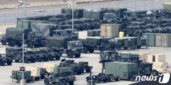 (평택=뉴스1) 조태형 기자 = 1일 오후 경기도 평택 캠프 험프리스에 미군 차량이 주차돼 있다.  이날 청와대는 한미 방위비분담금협상과 관련해 상황에 진전이 있는 것은 사실이지만 아직 협상이 진행중이라고 밝혔다. 2020.4.1/뉴스1