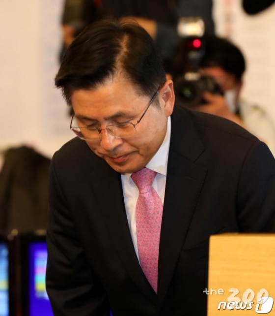 (서울=뉴스1) 김명섭 기자 = 황교안 미래통합당 대표가 15일 서울 여의도 국회 도서관에 마련된 21대 국회의원선거 개표상황실에서 총선 결과 관련 입장을 발표 후 고개숙여 인사를 하고 있다. 이날 황 대표는 '총선 결과 책임, 모든 당직 내려놓는다'고 밝혔다. 2020.4.16/뉴스1