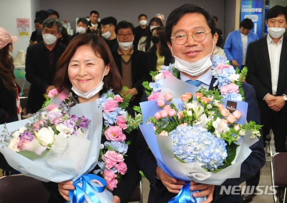 [수원=뉴시스] 김종택 기자 = 제21대 국회의원선거 수원갑에 출마한 더불어민주당 김승원 후보가 15일 오후 경기 수원시 장안구 선거사무실에서 당선이 확실시 되자 부인 박경숙 여사와 함께 지지자들로부터 축하의 꽃다발을 받고 있다. 2020.04.15.semail3778@naver.com