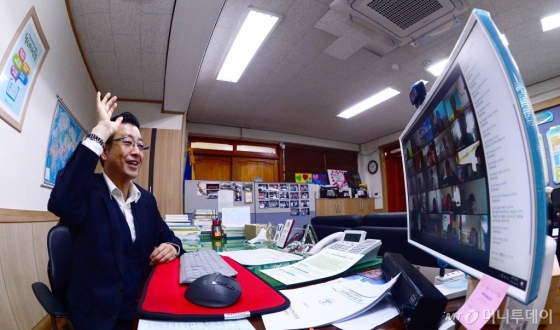 전국 초등학교 4~6학년과 중·고등학생 1~2학년이 2차 온라인 개학을 한 16일 오전 서울 용산구 용산초등학교 교장선생님이 온라인 개학식을 하고 있다. / 사진=김휘선 기자 hwijpg@