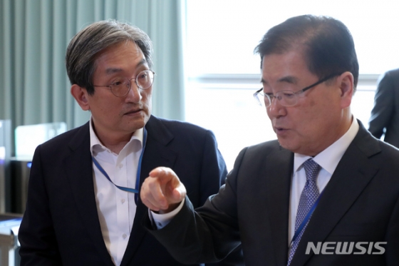 [서울=뉴시스]배훈식 기자 = 노영민(왼쪽) 대통령 비서실장과 정의용 국가안보실장이 9일 청와대 여민관에서 열린 수석·보좌관회의에 참석하며 대화하고 있다. 2020.03.09.   dahora83@newsis.com