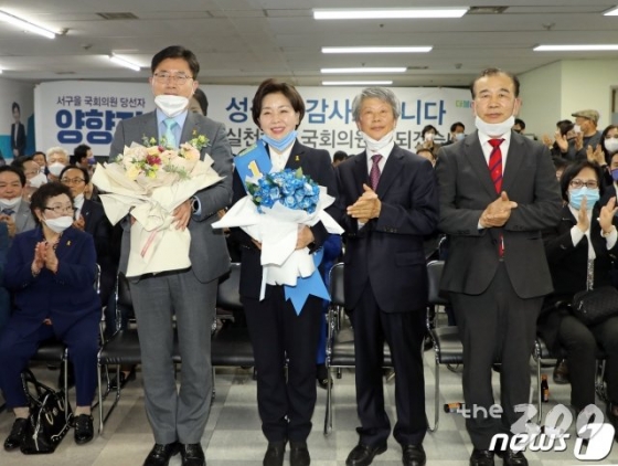 (광주=뉴스1) 허단비 기자 = 제21대 국회의원선거일인 15일 오후 광주 서구 금호동 양향자 캠프에서 양향자 더불어민주당 서구을 후보(왼쪽에서 두번째)가 파란 꽃다발을 건네받고 기념사진을 찍고 있다.2020.4.15/뉴스1