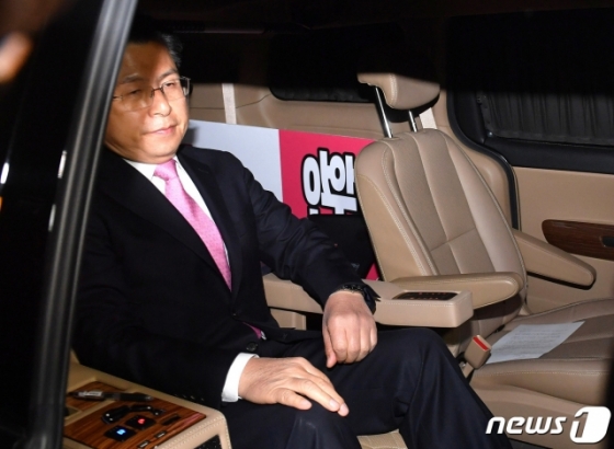 황교안 미래통합당 대표가 지난 15일 서울 여의도 국회 도서관에 마련된 21대 국회의원선거 개표상황실에서 총선 결과 관련 입장 발표를 마치고 차량에 탑승하고 있다. 이날 황 대표는 '총선 결과 책임, 모든 당직 내려놓는다'고 밝혔다. /사진=뉴스1.