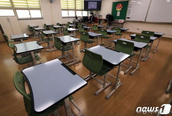 (서울=뉴스1) 구윤성 기자 = 신종 코로나바이러스 감염증(코로나19) 확산 예방 차원에서 2차 온라인 개학을 한 16일 서울 서초구 신동초등학교에서 한 교사가 온라인 수업을 진행하고 있다. 지난 9일 고3과 중3에 이어 이날부터 전국 초등학교 저학년을 제외한 4~6학년, 중·고교 모든 학년이 온라인으로 등교해 원격수업을 듣는다. 2020.4.16/뉴스1