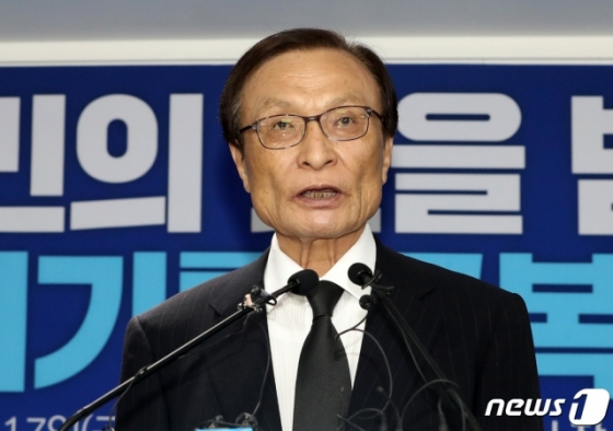 이해찬 더불어민주당 상임선대위원장이 17일 오전 서울 여의도 더불어민주당사에서 열린 더불어민주당·더불어시민당 합동 선대위 해단식에서 인사말을 하고 있다.  이 위원장은 '국회의원은 어항 속의 물고기, 전국민이 투명하게 보고있다'며 당선인들에게 당부했다/사진=뉴스1