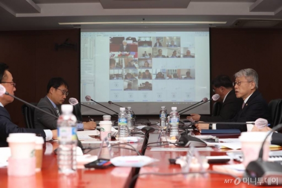 최기영 과학기술정보통신부 장관이 8일 오후 서울 중구 한국정보화진흥원 서울사무소에서 열린 '제3차 5G+ 전략위원회' 에 참석해 인사말을 하고 있다. /사진제공=과학기술정보통신부