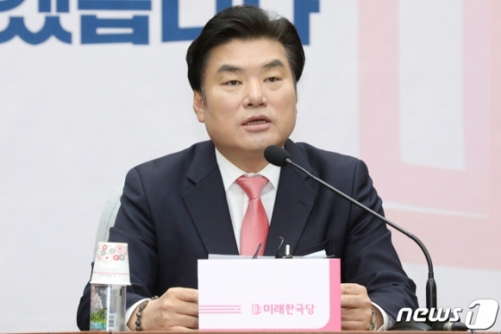 (서울=뉴스1) 임세영 기자 = 원유철 미래한국당 대표가 17일 오전 서울 여의도 국회에서 열린 선거대책위원회 해단식에서 모두발언을 하고 있다. 2020.4.17/뉴스1