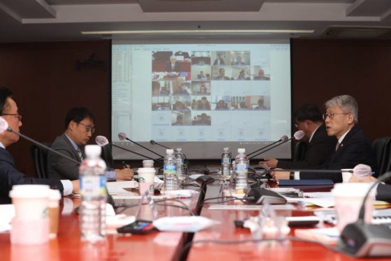 최기영 과학기술정보통신부 장관이 8일 오후 서울 중구 한국정보화진흥원 서울사무소에서 열린 '제3차 5G+ 전략위원회' 에 참석해 인사말을 하고 있다. /사진제공=과학기술정보통신부