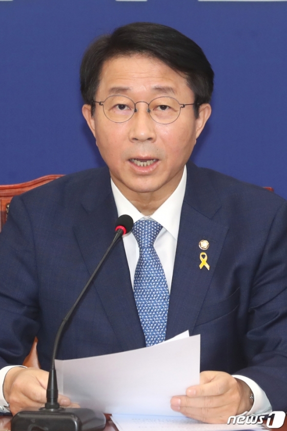 (서울=뉴스1) 임세영 기자 = 조정식 더불어민주당 정책위의장이 16일 오후 서울 여의도 국회에서 기자회견을 갖고 코로나19에 따른 긴급재난지원금 관련 브리핑을 하고 있다. 이날 정부는 정세균 총리 주재로 임시국무회의를 열고 긴급재난지원금을 위한 7조6천억원 규모의 2020년도 2차 추가경정예산안을 의결했다. 2020.4.16/뉴스1