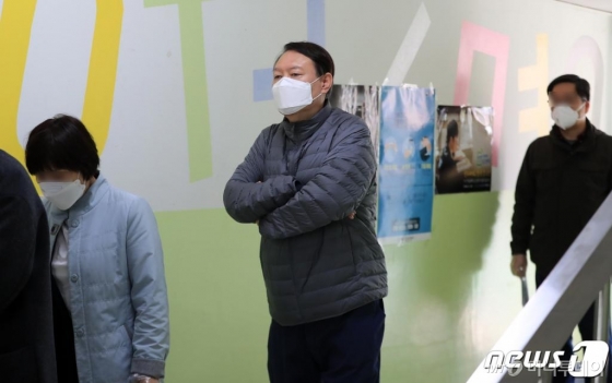 (서울=뉴스1) 구윤성 기자 = 윤석열 검찰총장이 제21대 국회의원선거일인 15일 오전 서울 서초구 원명초등학교에 마련된 투표소에서 줄을 서고 있다. 2개월 여 만에 언론 카메라에 포착된 윤 총장은 이날 홀로 투표소를 찾아 마스크를 쓴 채 한 표를 행사했다. 2020.4.15/뉴스1