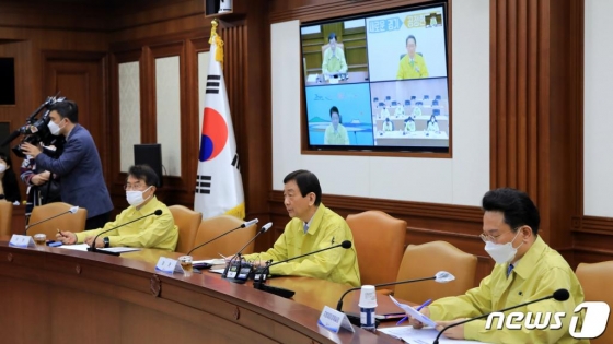 진영 행정안전부 장관이 17일 오전 서울 세종로 정부서울청사에서 열린 긴급재난지원금 관련 부단체장 회의에서 모두발언을 하고 있다. /사진=뉴스1