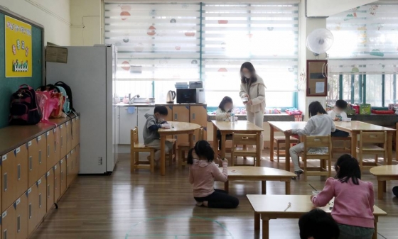 20일 오전 서울 마포구 동교초등학교에 마련된 돌봄교실에서 선생님이 아이들을 지도하고 있다. / 사진=김창현 기자 chmt@