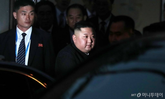 북·미 정상회담을 하루 앞둔 지난해 2월26일 김정은 북한 국무위원장이 베트남 첫 일정으로 하노이에 위치한 북한 대사관 방문을 마친 뒤 차량으로 이동하고 있다. /사진=김창현 기자