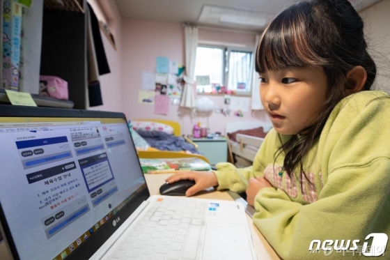 (서울=뉴스1) 유승관 기자 = 신종 코로나바이러스 감염증(코로나19) 확산으로 '온라인 개학' 중인 20일 서울시내 한 가정에서 초등학교 3학년 학생이 원격수업을 듣고 있다. 이날 초등 1∼3학년 137만여명이 3차 온라인 개학을 시작해 전국 초·중·고교생 535만명이 모두 원격수업을 받게 됐다. 2020.4.20/뉴스1