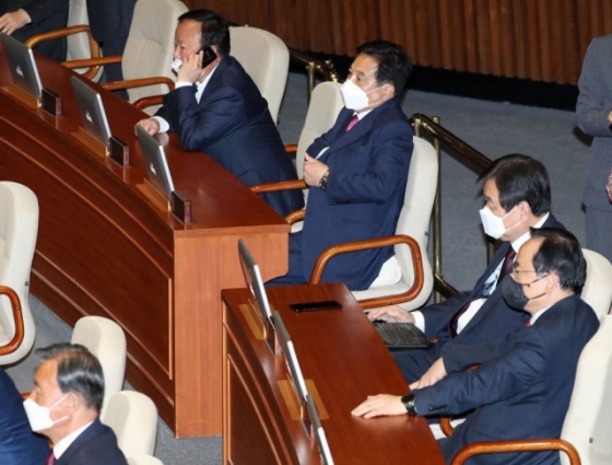 미래통합당 심재철 대표권한대행, 김재원 정책위의장, 이주영 국회부의장, 김무성 의원이 20일 오후 서울 여의도 국회에서 열린 제377회 국회(임시회) 제1차 본회의에 출석해 있다./사진=홍봉진 기자