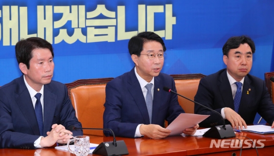 [서울=뉴시스] 장세영 기자 = 조정식(가운데) 더불어민주당 정책위의장이 21일 서울 여의도 국회에서 열린 더불어민주당 원내대책회의-상임위간사단 연석회의에 참석해 현안관련 발언을 하고 있다. 2020.04.21.   photothink@newsis.com