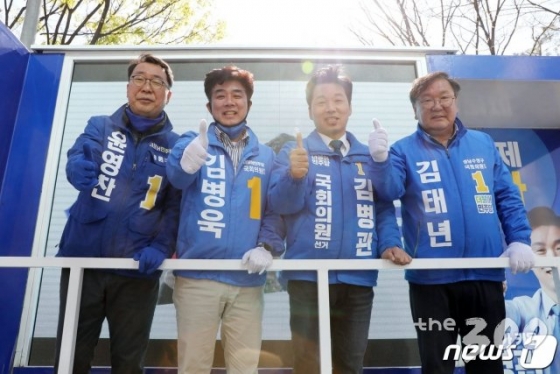 (서울=뉴스1) 임세영 기자 = 윤영찬 더불어민주당 성남시중원구 후보(왼쪽부터), 김병욱 성남시분당구을 후보, 김병관 성남시분당구갑 후보, 김태년 성남시수정구 후보가 13일 경기도 성남시 분당로 분당구청 앞에서 민주당 성남 4개지역 후보 합동유세에 나서고 있다. (김병욱 캠프 제공) 2020.4.13/뉴스1