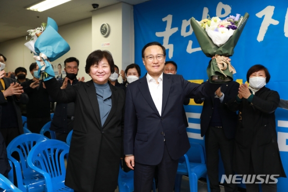 [인천=뉴시스 이종철 기자 = 제21대 국회의원 선거일인 15일 인천 부평을 더불어민주당 홍영표 당선자가 지지자들과 환호하고 있다. (사진=인천사진공동취재단) 2020.04.15.   jc4321@newsis.com