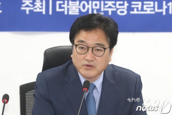 (서울=뉴스1) 임세영 기자 = 우원식 더불어민주당 민생본부장이 20일 오전 서울 여의도 국회 의원회관에서 열린 코로나19 민생위기 극복 소상공인·자영업자 대책 평가 및 향후 과제 관련 간담회에서 모두발언을 하고 있다. 2020.3.20/뉴스1