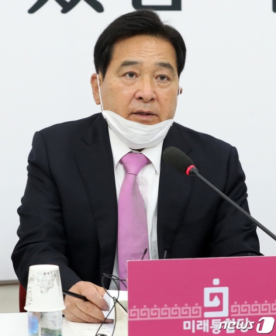 심재철 미래통합당 대표 권한대행이 22일 오전 서울 여의도 국회에서 열린 비공개 최고위원회의를 마치고 결과를 발표하고 있다. /사진=뉴스1.