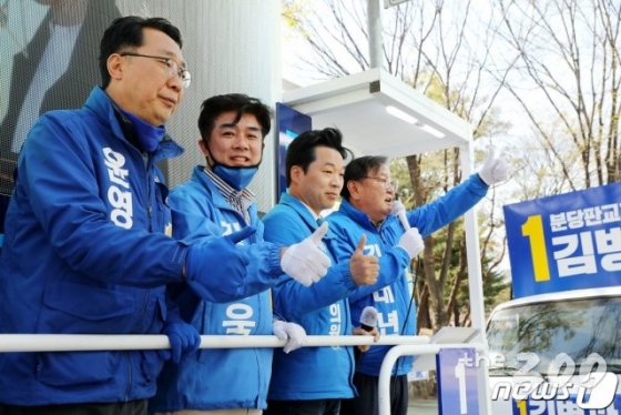 (서울=뉴스1) 임세영 기자 = 윤영찬 더불어민주당 성남시중원구 후보(왼쪽부터), 김병욱 성남시분당구을 후보, 김병관 성남시분당구갑 후보, 김태년 성남시수정구 후보가 13일 경기도 성남시 분당로 분당구청 앞에서 민주당 성남 4개지역 후보 합동유세에 나서고 있다. (김병욱 캠프 제공) 2020.4.13/뉴스1