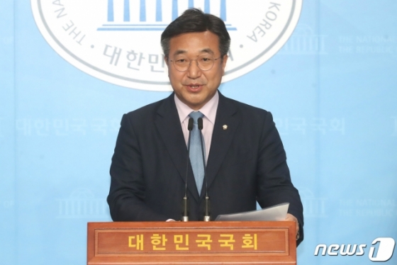 윤호중 더불어민주당 사무총장이 23일 오후 서울 여의도 국회 소통관에서 오거돈 부산시장 성추행 사건 관련 기자회견을 하고 있다. 윤 사무총장은 "성비위 사건에 대해 지위고하를 막론하고 무관용 원칙을 지켜왔다"며 "오 시장의 경우에도 이와 같은 원칙 하에 즉각적인 징계 절차에 착수할 것"이라고 말했다. /사진=뉴스1.