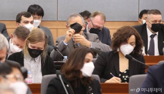 해리 해리스 주한 미국대사가 6일 오후 외교부 국제회의장에서 주한 외교단 대상으로 한 정부의 신종 코로나바이러스 감염증(코로나19) 방역 노력 설명회에 참석해 마스크를 얼굴 위로 올린 채 물을 마시고 있다. 이날 강 장관은 입국 제한 조치 등을 자제할 것도 당부했다. / 사진=이동훈 기자 photoguy@