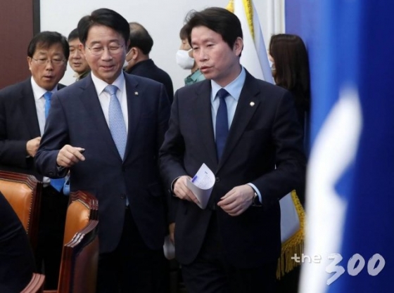 더불어민주당 이인영 원내대표와 조정식 정책위의장이 12일 오전 서울 여의도 국회에서 열린 정책조정회의에 참석하며 대화하고 있다./사진=홍봉진 기자