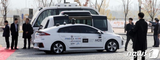 (세종=뉴스1) 장수영 기자 = 29일 세종시 어진동 정부세종컨벤션센터에서 열린 2019 자율주행 모빌리티 국제컨퍼런스에서 자율주행자동차가 전시돼 있다. 2019.10.29/뉴스1