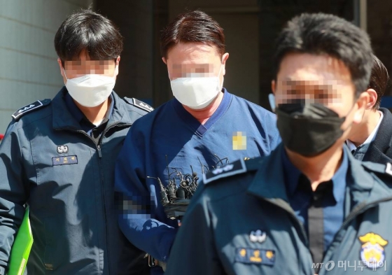 라임자산운용 사모펀드 환매 중단 사태와 관련해 긴급 체포된 신한금융투자 전 본부장 임모씨가 27일 오후 서울 남부지방법원에서 영장실질심사를 받은 뒤 청사를 나서고 있다. / 사진=이동훈 기자 photoguy@