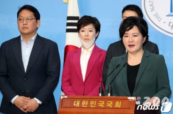 (서울=뉴스1) 김명섭 기자 = 조수진 미래한국당 대변인 등 대변인단이 지난달 25일 서울 여의도 국회 소통관 기자회견장에서 기자회견을 하고 있다. 2020.3.25/뉴스1