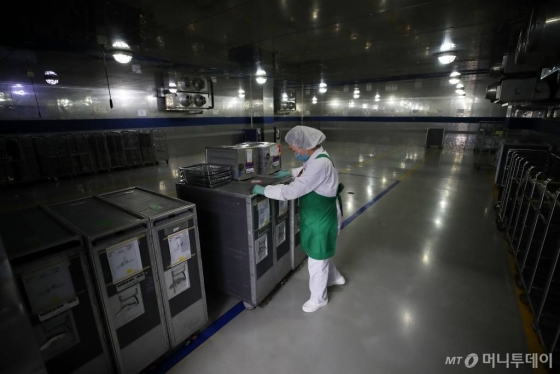 코로나19의 여파로 여객 운행이 급감한 지난 2일 인천 중구 대한항공 기내식 센터 냉장실에서 관계자가 밀 카트를 운반하고 있다. /사진=이기범 기자