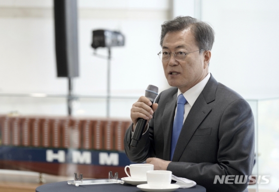 [거제=뉴시스]박영태 기자 = 문재인 대통령이 23일 경남 거제시 대우조선해양 옥포조선소에서 열린 세계 최대 컨테이너선 '알헤시라스' 호 명명식 사전간담회에 참석해 발언하고 있다. 2020.04.23.   since1999@newsis.com