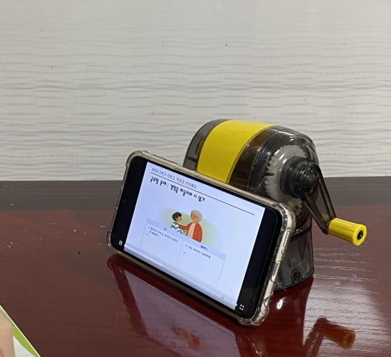 핸드폰으로 수업 듣는, 초등학교 5학년 계절이./사진=남형도 기자