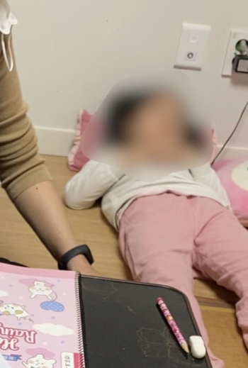 온라인 수업 후 뻗어버린 봄이. 봄이야, 괜찮아?/사진=남형도 기자