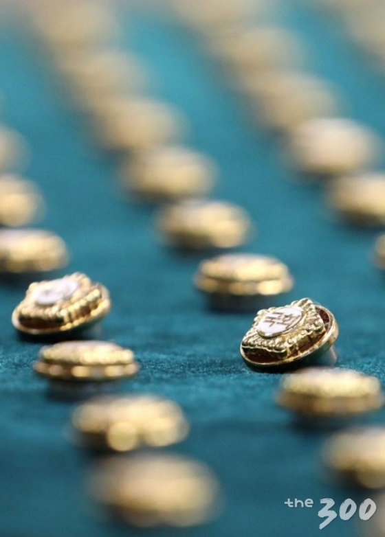 제21대 총선을 이틀 앞둔 13일 오전 서울 여의도 국회 사무처가 국회의원들에게 지급될 배지를 공개하고 있다.