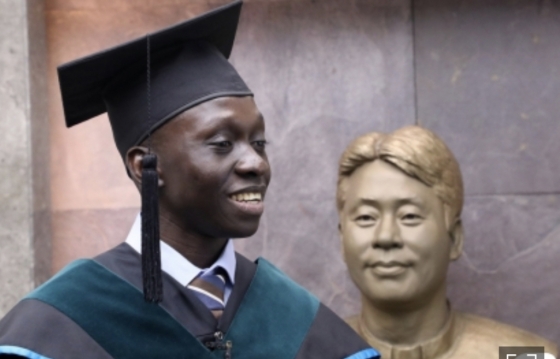 가난의 되물림을 끊기 위해 필요한 건, 한끼 식량이 아니라 배움이라고. 스스로 일어설 수 있도록. 사진은 이태석 신부의 뜻에 따라, 한국에 와서 의대를 졸업한 토마스./사진=뉴스1