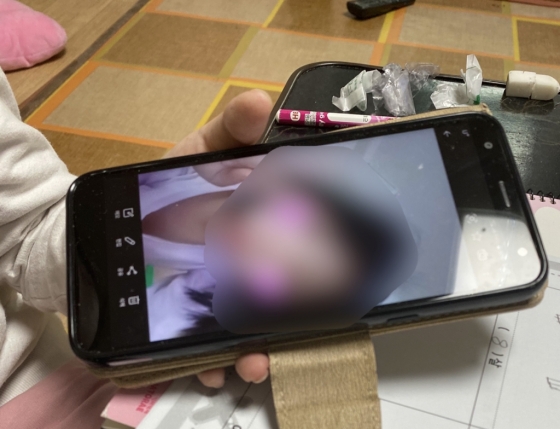 봄이의 셀카. 볼에 붙은 하트 이모티콘이 귀엽다./사진=이래서 딸바보가 되나 이해하게 된, 애 없는 남기자