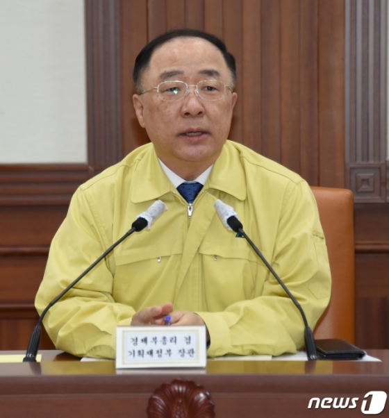 홍남기 경제부총리 겸 기획재정부 장관이 지난 23일 서울 종로구 정부서울청사에서 열린 '제15차 코로나19 대응 경제관계장관회의 겸 제5차 위기관리대책회의'를 주재하고 있다. /사진=뉴스1.